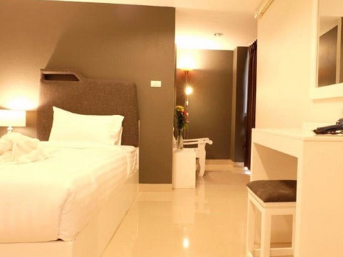 Double Bed Room Booking at 3 Star RetrOasis Hotel in Bangkok